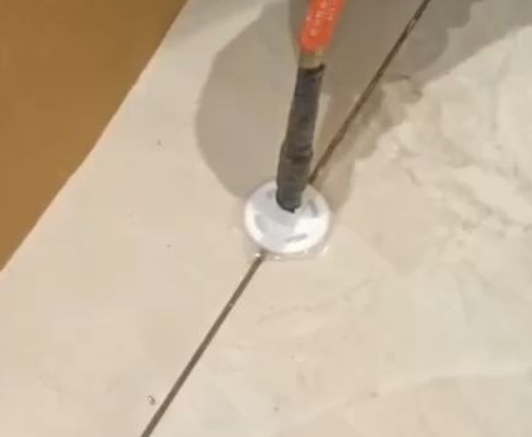 五华瓷砖空鼓维修公司专业解答瓷砖在铺贴过程中，如果没有涂抹均匀到位的粘结材料（如水泥砂浆或瓷砖胶），可能会导致以下问题